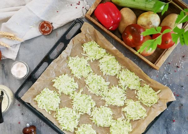 Выложить тонкими кружочками на плоский противень, застеленный пергаментом. Выпекать в разогретой до 165 градусов духовке около 15 минут, периодически переворачивая. Дать остыть. 