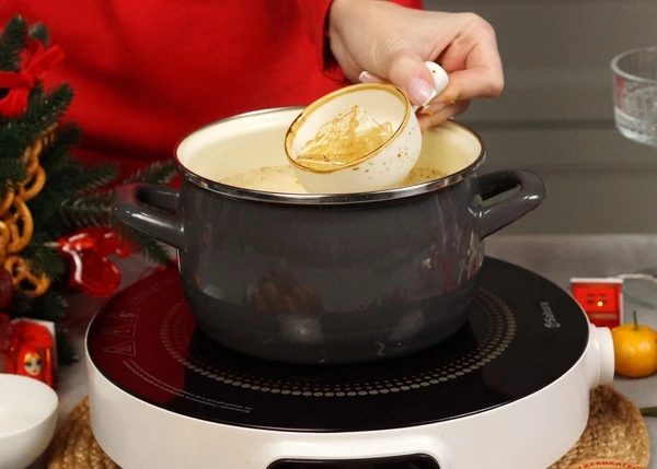 Желатин залить холодной кипяченой водой на 20-30 минут. Набухший желатин ввести в сливки, перемешать.