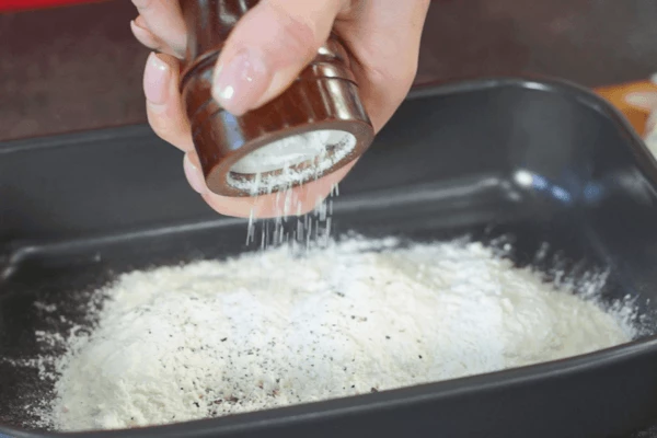 Муку смешать с солью и перцем.