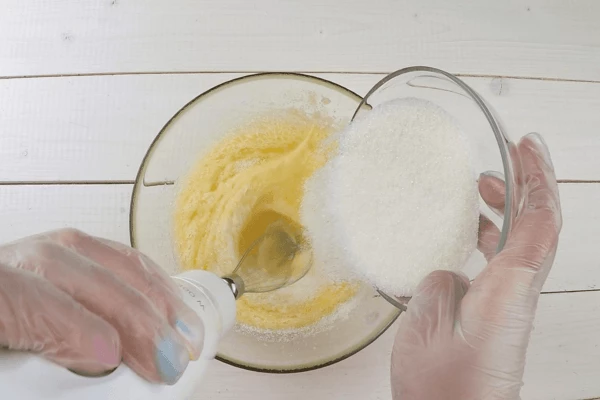 Яйца взбить с сахаром до пены.