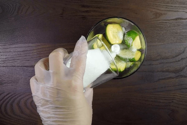 Засыпать сахаром.