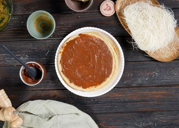 Блины слегка подогреть. Смазать шоколадной пастой. 