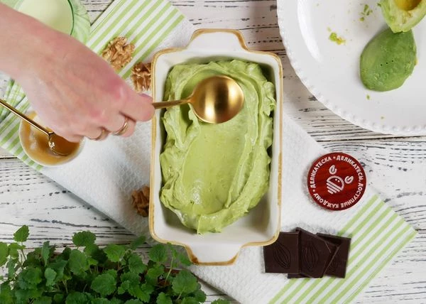 Переложить в емкость для заморозки.