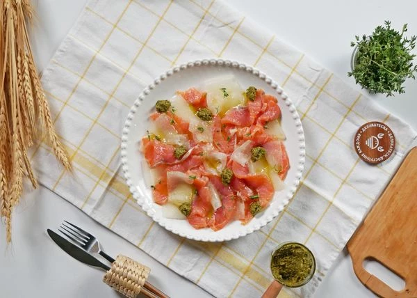 Полить оливковым маслом. Добавить соус песто. Оформить листиками тимьяна. Сразу подавать на стол. Приятного аппетита! 

