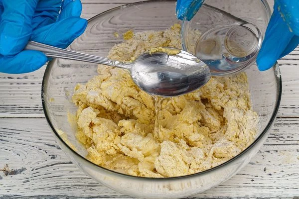 Затем добавить воду. Замесить тесто,накрыть пленкой и убрать в холодильник примерно на 2 часа.