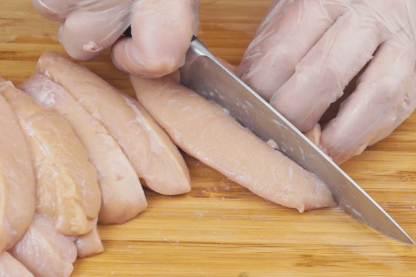 Разрезать каждый семенник по вдоль на 4-6 полосок, промыть хорошо в холодной воде. Можно замочить минут на 15 и промыть.
