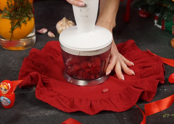 Для соуса слегка разморозить малину и измельчить вместе с сахаром, переложить в соусник. 