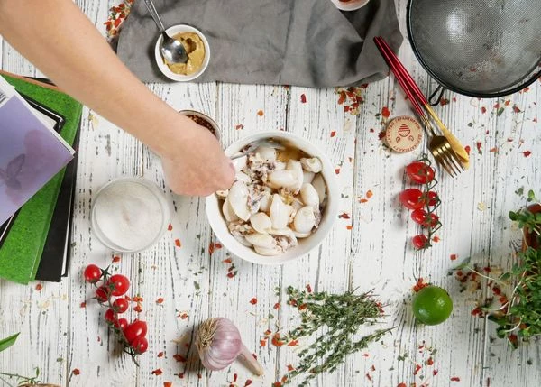 Кальмары переложить в маринад, перемешать.