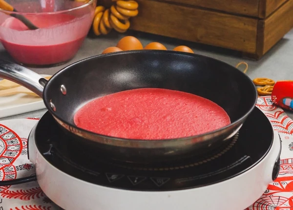 Испечь блинчики с одной стороны.