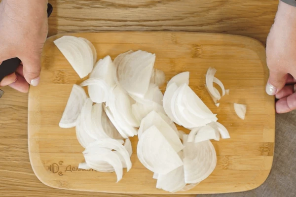 Лук нарезать соломкой.