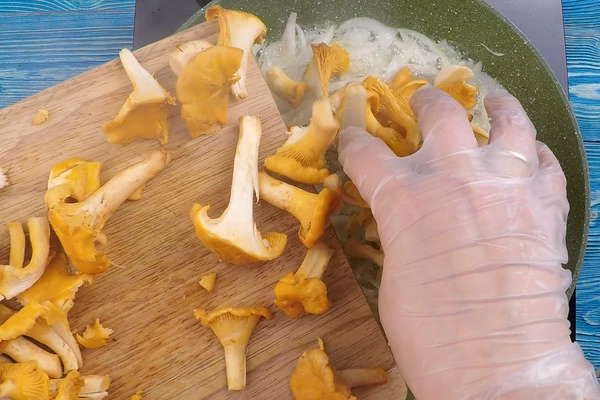 Добавить лисички (если крупные, то разрезать на несколько частей, несколько грибов отложить в сторону). Жарить до испарения лишней жидкости. Мы специально убрали этап обваривания грибов, так как при обжарке с луком они дают много жидкости. 