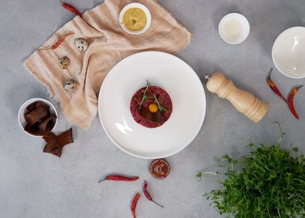 Достать из морозилки , дать постоять пару минут при комнатной температуре. Выложить через кольцо на тарелку для подачи. Оформить хлебными чипсами, перепелиным желтком и микрозеленью. Приятного аппетита! 