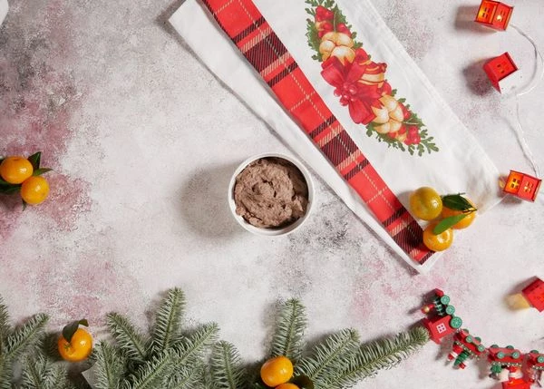 Переложить в емкость с крышкой. Убрать в холодильник на пару часов.