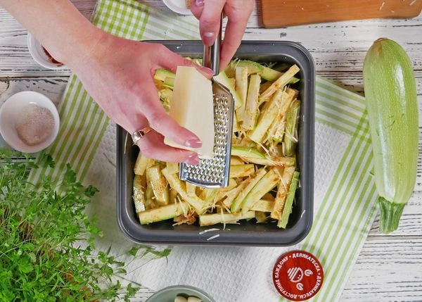 Еще раз посыпать тертым пармезаном. Запекать в разогретой до 180 градусов духовке  25 минут.