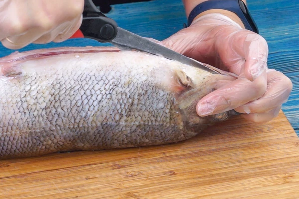 Разрезать вдоль брюшка и удалить внутренности.