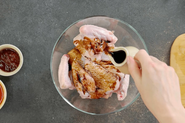 Замариновать их с соевым соусом, кимчи и сладким чили. Убрать в холодильник на пару часов.