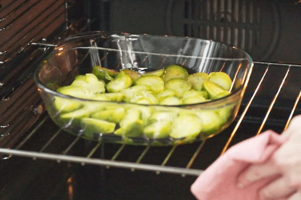 Поставить в разогретую до 180 градусов духовку. Выпекать 25 минут.
