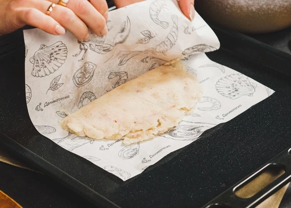 Накрыть второй частью. Придавить края. 