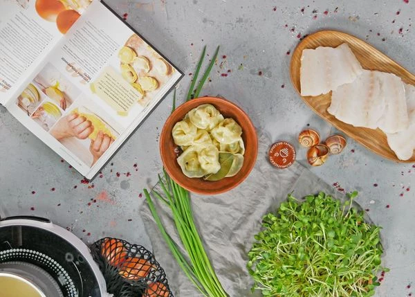 Пельмени варить 5-6 минут в подсоленной кипящей воде, с добавлением лаврового листа. Подавать со сметаной и нашинкованной зеленью петрушки. Приятного аппетита!
