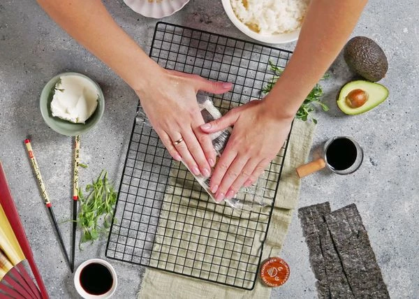 Накрыть пленкой, слегка прижать. 