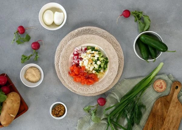 Рыбу снять с кожи, нарезать мелким кубиком, выложить к овощам. 
