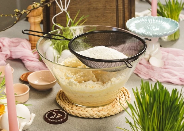 Выложить творог и взбить еще раз. Всыпать муку, разрыхлитель, соду, ванилин и соль. Перемешать лопаткой.