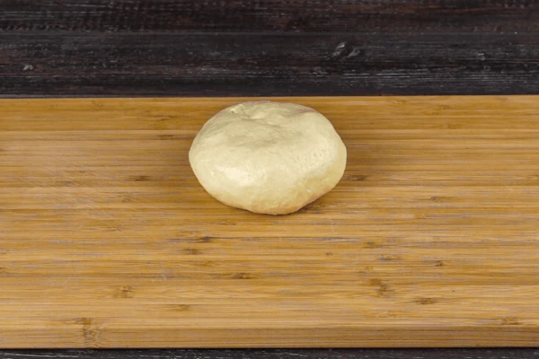 Тесто смазать растительным маслом, разделить на порционные шарики.  