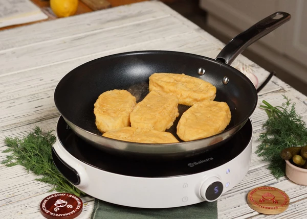 Минтай разморозить на нижней полке холодильника. Обжарить до золотистой корочки со всех сторон на среднем огне. При необходимости довести до готовности в духовке при температуре 180 градусов в течение 5 минут. 
