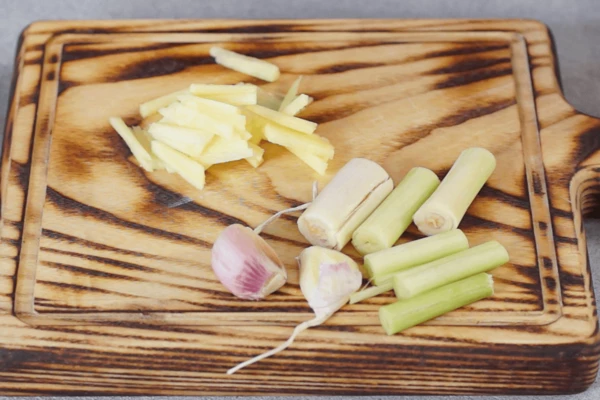 Корень имбиря очистить, нарезать соломкой.
Корень лемонграсса отбить рукояткой ножа и порезать на крупные кусочки. Чеснок раздавить ножом.
