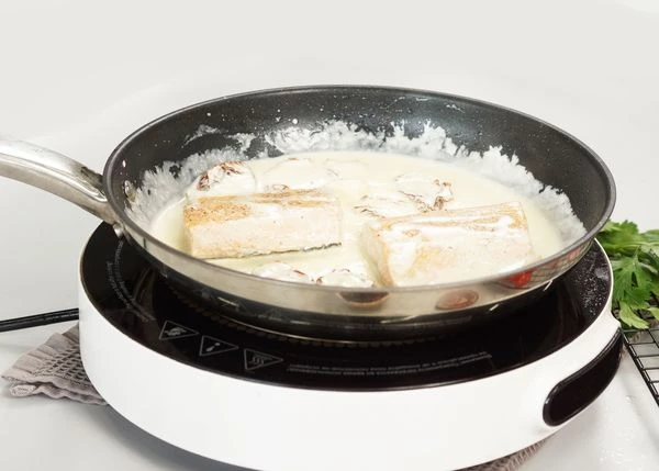 Добавить сливки, посолить, довести до кипения. Снять с огня.