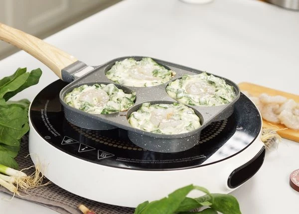 Креветки разморозить на нижней полке холодильника. Сковороду смазать маслом и нагреть. Выложить тесто, сверху положить креветки.