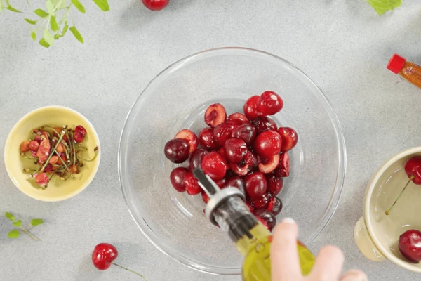 В черешню добавить оливковое масло, соль, соус наршараб и табаско, перемешать. Поставить в холодильник на 10 минут.
