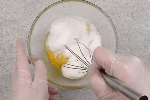  Яйца разбить в глубокую миску, добавить сахар, хорошо перемешать.