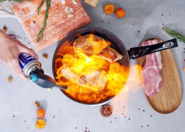 Сделать минимальный нагрев. Влить коньяк и поджечь. Готовить минуту, чтобы алкоголь выпарился. 