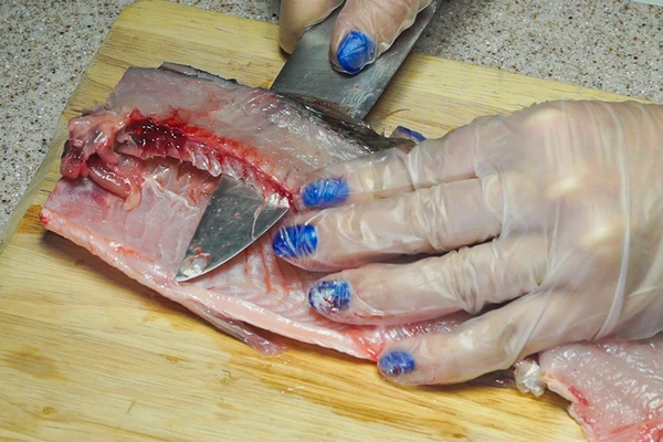 Срезать хребет и реберные кости.