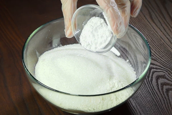 В глубокой миске смешать муку, сахар-1ст, соль и разрыхлитель.