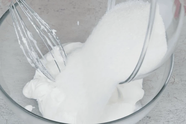 Йогурт перемешать с сахаром.