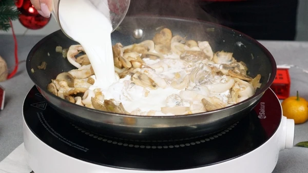 Добавить муку, перемешать, влить сливки, перемешать, посолить. Снять с плиты.