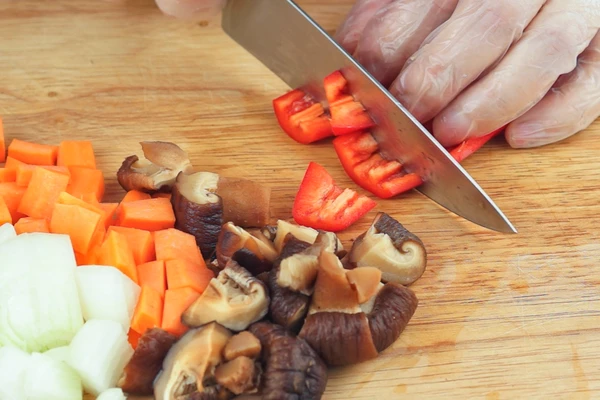 Лук и морковь очистить, нарезать крупным кубиком ~1*1см. Грибы шиитаке размочить (или взять свежие), нарезать крупными кусочками. Перец чили очистить от семян, нарезать крупными полосками. 