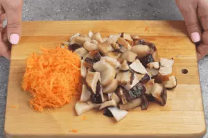 Морковь натереть на терке, грибы нарезать произвольным ломтиком.