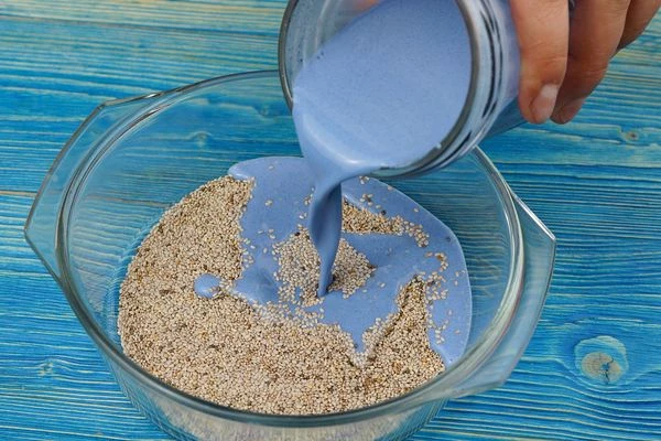 Залить голубым кокосовым молоком, перемешать и убрать в холодильник на 15-20 минут. 