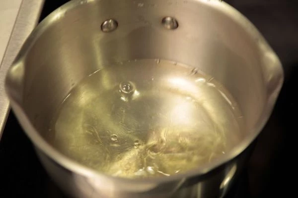 В форму выложить в один слой печенье, покрыть сверху шоколадом. Затем залить получившейся сырно - желатиновой массой и убрать в холодильник на 2 часа.