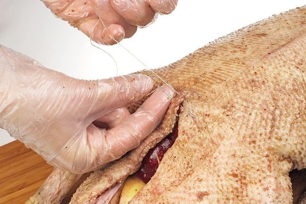  Зашить ниткой, чтобы начинка не выпала во время приготовления.