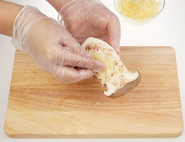 Сверху посыпать тертым сыром. Запечь в разогретом до 200С духовом шкафу. До золотистой корочки сыра. (не более 3-5 минут).