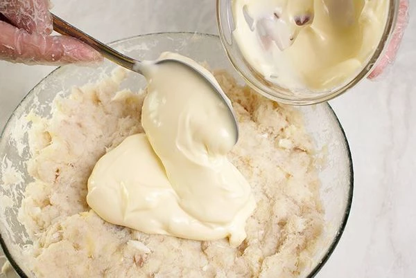 Заправить фарш майонезом до однородной густой консистенции