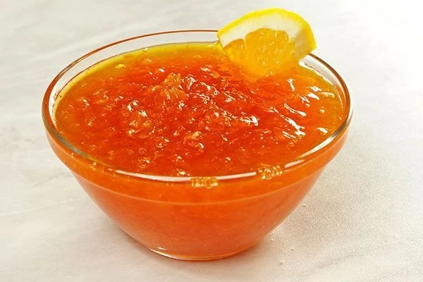 Можно  добавить в джем апельсиновые цукаты.