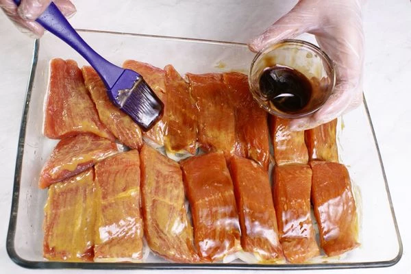 Затем  смазать рыбу устричным соусом.