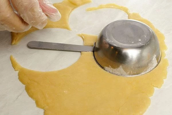 С помощью формочек вырезать кружки.