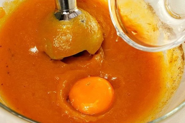 Затем добавить желтки, орехи, манную крупу (1 ч. л.), взбить блендером.