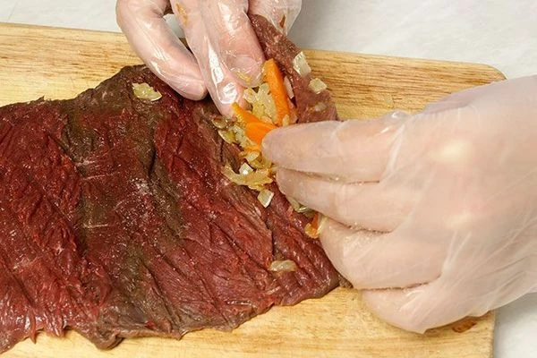 Накрыть начинку мясом в виде рулета.